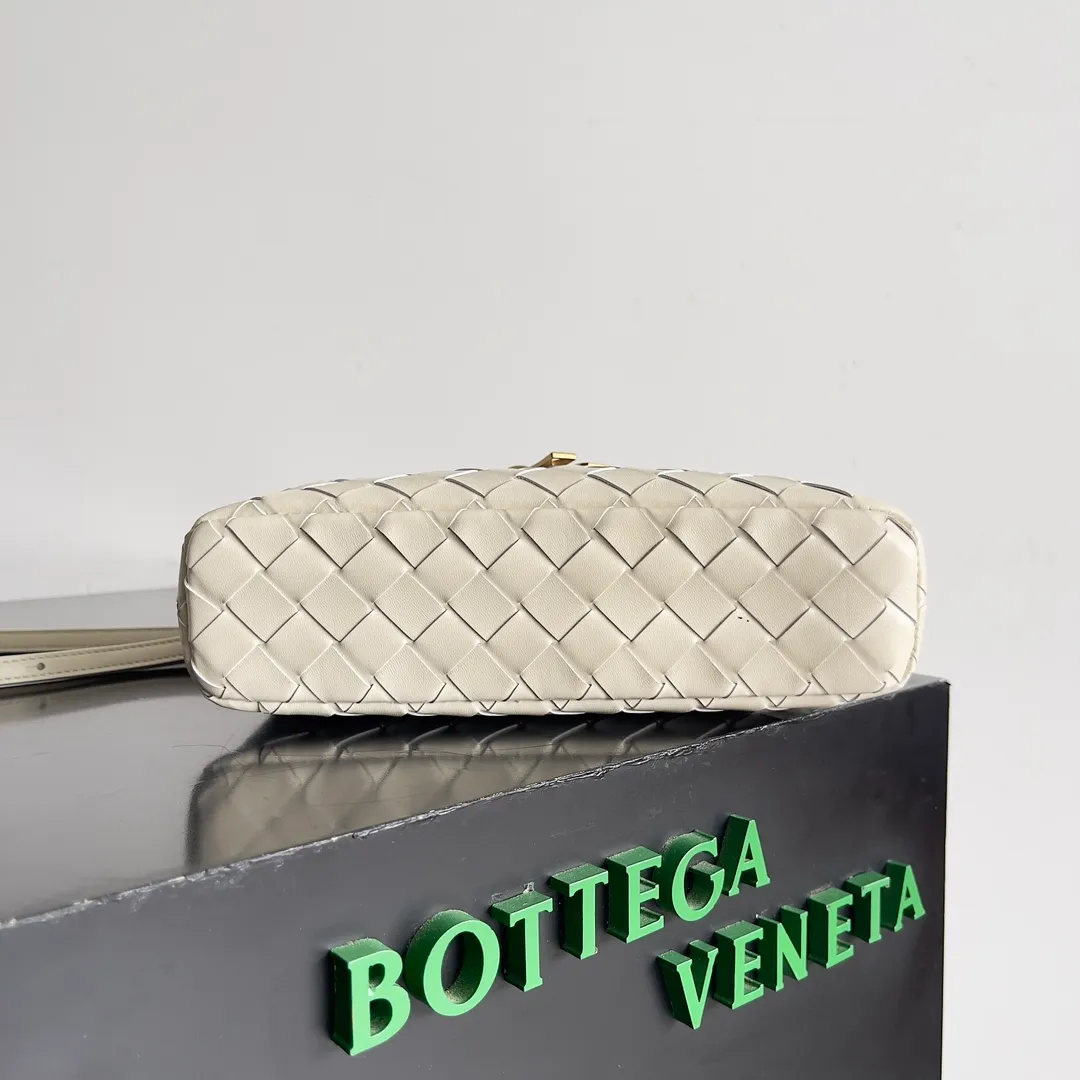 Batch 1360 Bottega Veneta 24 spring and summer woven zipper crossbody bag. A crossbody bag that can be used as a cosmetic bag. The exquisite weaving and compact body are an indispensable accessory for the upcoming summer. The double zipper also better protects the bag. It has a large capacity. If you like it, don’t miss it. Style number: 789109 Size: 22*12.5*5cm